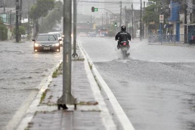 Chuva-Recife-foto-Rafael-Furtado-FolhaPE.jpeg