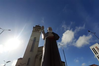 Estatua-de-Frei-Damiao-em-Sao-Joaquim-do-Monte-foto-Antonio-Oliveira.jpeg