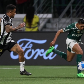 Com dois a menos, Palmeiras segura Galo e avança à semifinal da Libertadores nos pênaltis