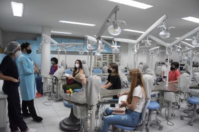 Futuros-estudantes-de-Odontologia-conhecem-clinica-scaled.jpg