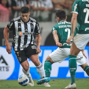 Atlético-MG e Palmeiras empatam em confronto eletrizante no Mineirão