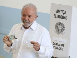 Após votar, Lula diz estar certo de que seu projeto será o escolhido
