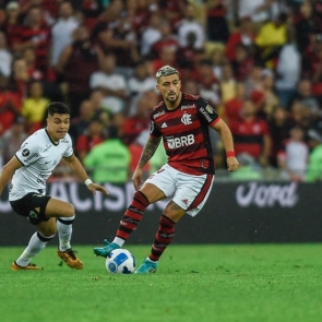 Flamengo volta a vencer Corinthians e garante vaga na semifinal da Libertadores