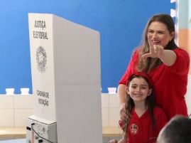 Candidata Marília Arraes (Solidariedade) vota no Recife