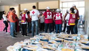 Cruz Vermelha e Defesa Civil entregam donativos na Vila do Aeroporto