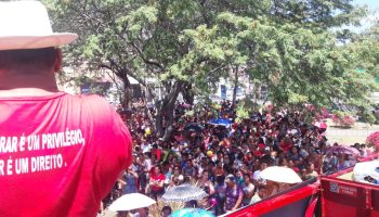 Ato na frente da Prefeitura de Caruaru reivindica terreno no Alto do Moura