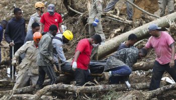 Bombeiros, moradores e voluntários trabalham no local do deslizamento no Morro da Oficina, após a chuva que castigou Petrópolis, na região serrana fluminense