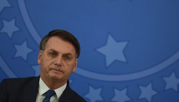 O presidente da República, Jair Bolsonaro, durante solenidade de posse do novo  ministro da Saúde, Nelson Teich, no Palácio do Planalto