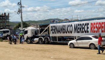 Cegonheiros protestam em Caruaru durante visita de Paulo Câmara