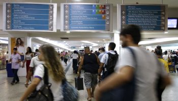 Rio de Janeiro - Movimentação de passageiros na Rodoviária do Rio. Mais de 520 mil passageiros devem utilizar a rodoviária para viajar no próximo feriado de Carnaval. (Foto:Tânia Rêgo/Agência Brasil)