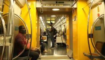 Passageiros com máscaras no vagão da linha 4 do metrô