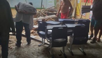 Teto de sala de aula desaba em escola na zona rural de Caruaru