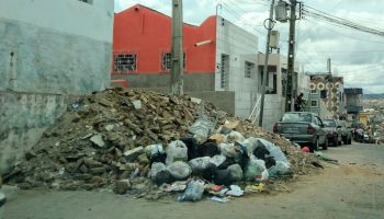 Coleta não é feita e lixo toma conta de vila na zona rural de Caruaru