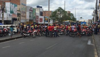 Mototaxistas protestam no Centro de Caruaru antes de reunião na Câmara Municipal