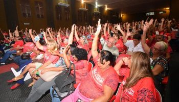 Trabalhadores em educação de Pernambuco decretam estado de greve