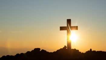 conceito-de-ressurreicao-crucificacao-de-jesus-cristo-cruz-ao-por-do-sol_1150-7202