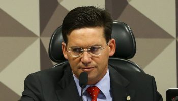 O senador Fernando Bezerra Coelho e o deputado João Roma durante reunião da comissão mista que analisa a Medida Provisória 870/19.