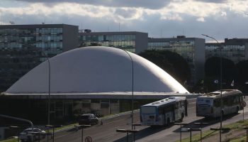 A cúpula menor, voltada para baixo, abriga o Plenário do Senado Federal.