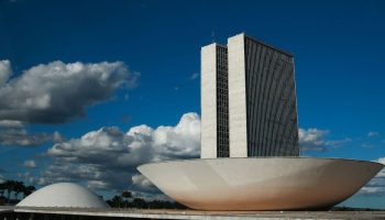 A cúpula menor, voltada para baixo, abriga o Plenário do Senado Federal. A cúpula maior, voltada para cima, abriga o Plenário da Câmara dos Deputados.