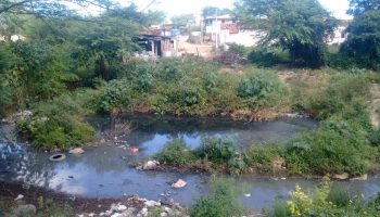 Sujeira em córrego preocupa moradores na zona rural de Caruaru