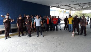 Vigilantes realizam protesto no Hospital Regional do Agreste para denunciar salários atrasados